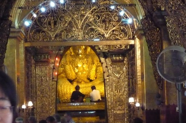 マハムニパヤー　後ろのライトは　電飾です。　なんと派手な！（電飾された仏像はベトナムで初対面）　と思ったのですが、　功徳をあたり一面に<br />　との事。　　成る程！　成る程！