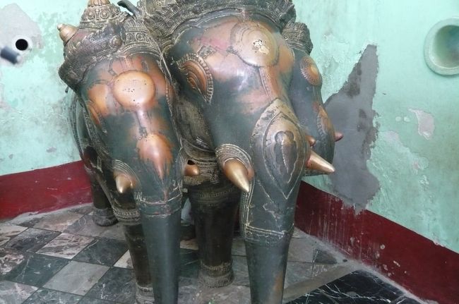 寺院には　このような　象もあり、　自分の悪いところ、　痛いところ　を改善するように、撫でるとか。