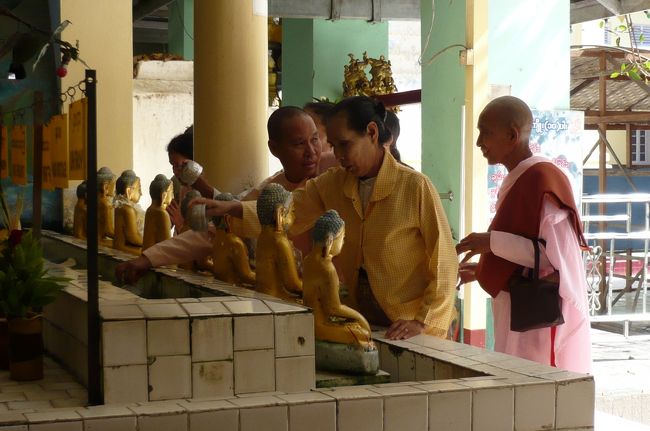 ここでも自分の生まれた曜日の神に水をかけ、　お祈り。