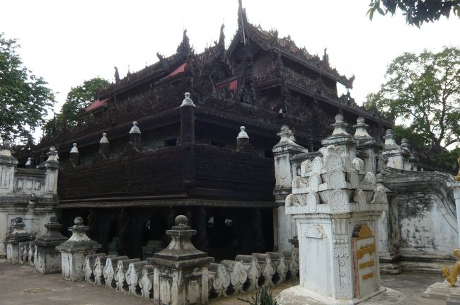 先王の菩提を弔うため王宮から、移築　改築。　立派な仏壇もあり、　やはり　ここでも　女性は遠くから。