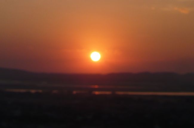 お陰で、　綺麗な夕日でした。　それにしても、広大な国土です。<br />このマンダレーヒルは　若者のデートスポットになっているとか、バイクでのカップルを多くみかけました。