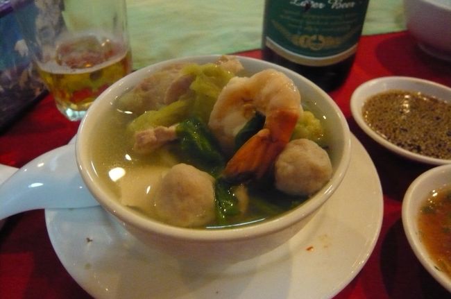 この日の夕食、　ミャンマー料理は油っこい　とガイドブックにありましたが、　観光客向けでしょうか、　意外とサッパリ、どれも美味しかった。<br />