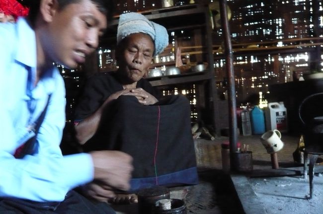 ６８歳の奥様は口をモグモグ。　　歯が無いからかな？　と思っていたら、　口の中が紅色、聞くと少し覚醒　興奮作用のある葉を　噛んでいるから。<br />この家の一階部分は倉庫、家畜小屋。