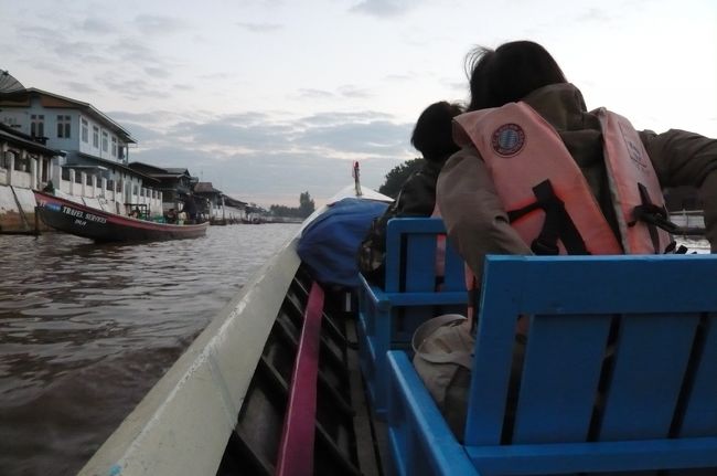 更に長い距離を走り、　インレー湖　のボートに乗り、４０分　モーターの大きな音と　スピードで、　しぶきが・・・　見ると横に傘が、　途中から傘を使って。