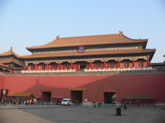 今回の旅行で一番の目的だった、嫁さんと議論した故宮。天安門をくぐり次々に現れる巨大建築物。囲む様にそびえる午門では「ここの建物は映画ラストエンペラーで見た事ある。台湾の故宮も凄かったけど、北京の故宮も凄い。」･･･無理強いして北京に連れて来た甲斐のある言葉でした。