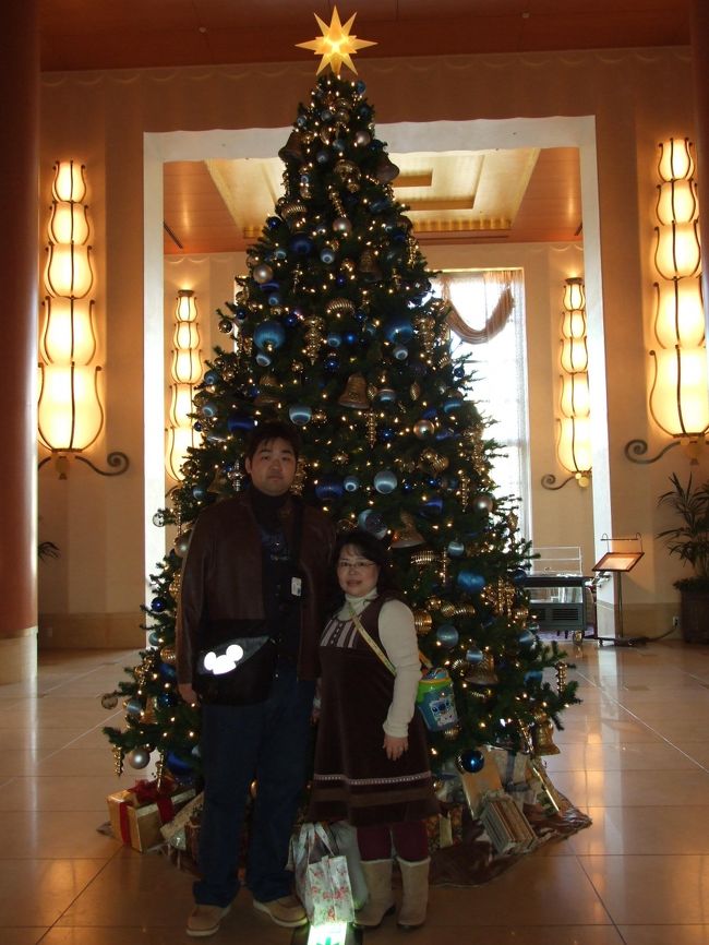 アンバサダーホテルのつきました。<br /><br />アンバ久しぶり☆<br />3月のZED鑑賞いらいね。<br /><br />ランドからアンバまで、遠いと思っていたけど、バス乗り場も近いし、あっという間に到着で〜す。<br />30分待つことに・・・<br /><br />暇だから、年賀状用にパチッと1枚