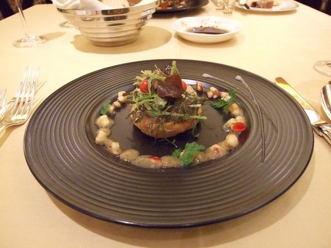 11時30分に予約していた、エンパイアグリルのランチ。<br /><br />クリスマスコースにしました。<br /><br />前菜<br />マグロのタルタル<br />シューの皮の中にマグロのタルタルが入っています。<br /><br />私は皮ないほうがいいな。<br /><br />