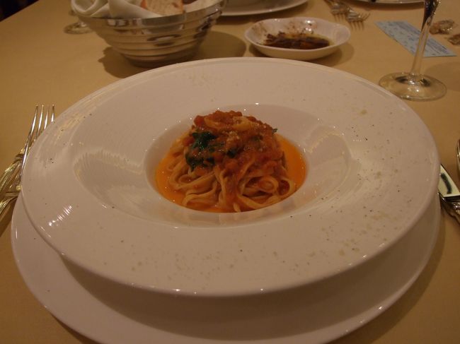 ほうれん草と蟹のトマトパスタ<br /><br />こちらは旨し。<br /><br />お皿の周りに、粉雪にみたてて、パルメザンチーズを降りかけてあるの。<br /><br />素敵ね〜☆<br />うそ。<br />皿、皿、皿の中にしっかりかけてくれーー<br />チーズ大好きなミッキーもそう思っているに違いない。