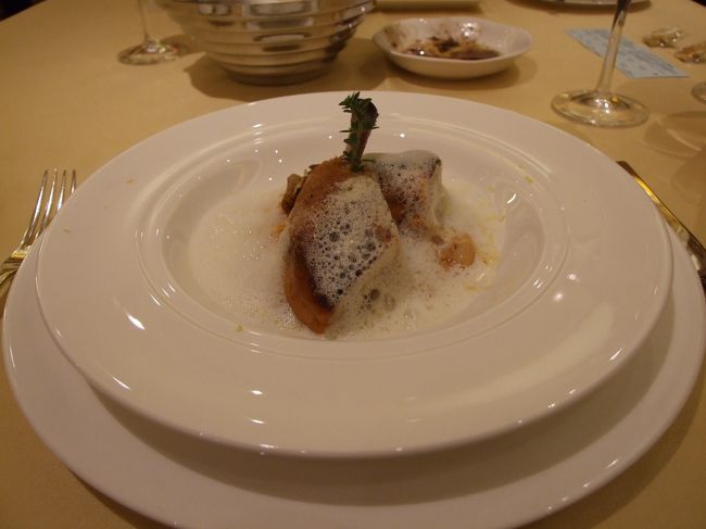 鶏肉のポアレ<br /><br />これは私の口には合わなかった。<br /><br />メキシカンな味が・・・<br />↓↓↓<br /><br />(-_-;)