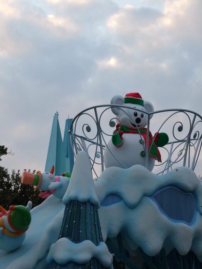 パレードの先頭フローとが停まる場所でした。<br /><br />スノーマンがずっといる。