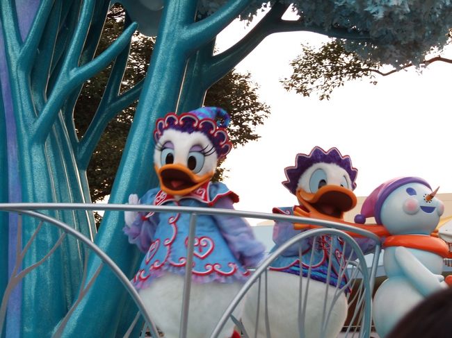 ドナちゃんと、デイジー<br /><br />デイジーの声って落ち着きすぎていませんか??<br /><br />ランドではあまりしゃべらないけど、シーだとキャンドルライトで話ししているんだけど、キャラと声が合っていない気がするぅ。