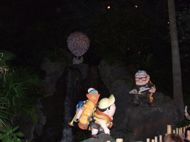 カールじいさんと子供。<br /><br />この子供、ダーリンの小さい時に似てて笑えた