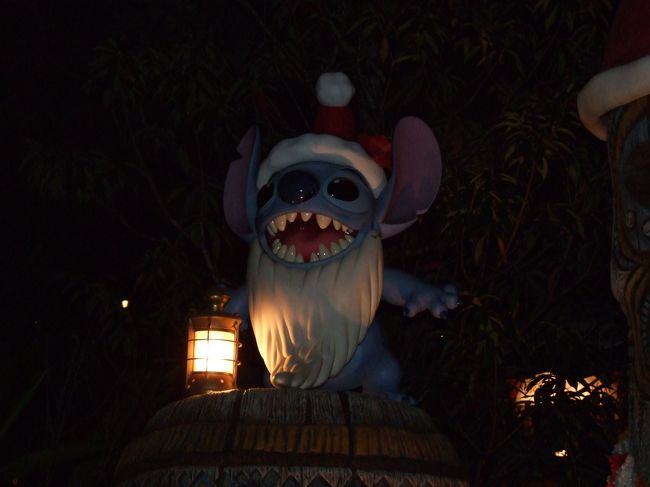 闇夜にスティッチー<br /><br />もう帰る時間に。<br />この日は3つしかアトラクションいけませんでした。<br /><br />お土産もささっと買って、集合時間に遅れないようにバスへ。<br /><br />短時間だけど、夢の国でのクリスマスは楽しかったな。<br /><br />最後まで見ていただきありがとうございます。