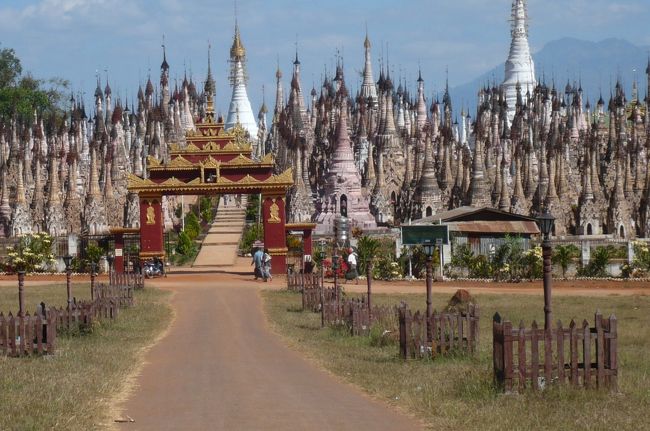 カクーに到着、　パゴダが林立。