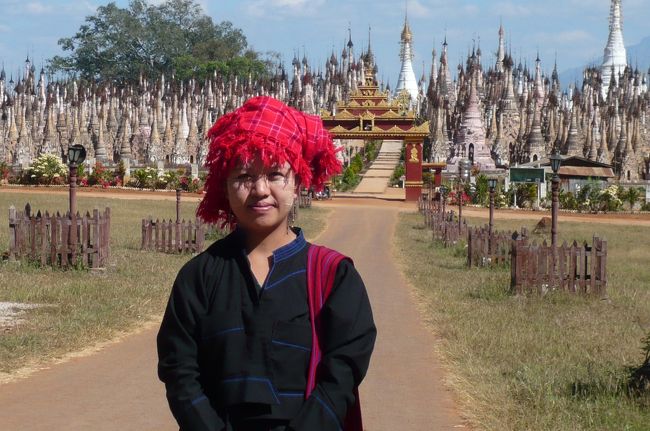 案内をしてくれたパオ族の女性、　パオ族は若い人も、年配の女性もこのような服をきて、頭には布を巻いている。　器用に、ふたまきして、後ろでたらすだけですが、華やかで、　可愛い！