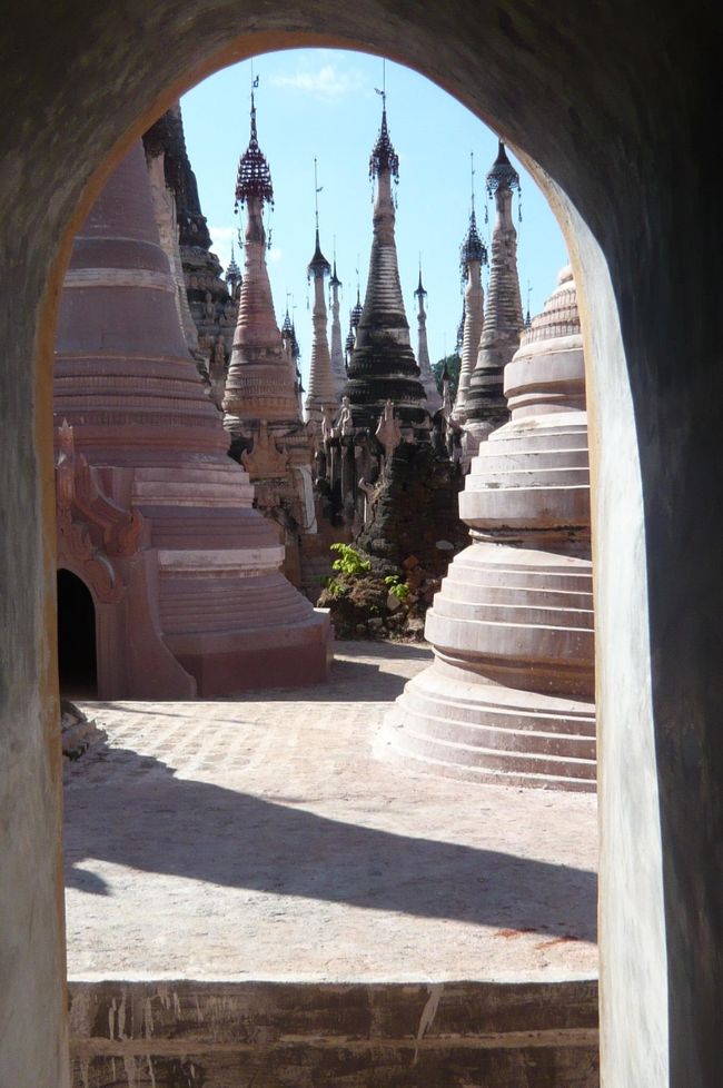 数年前の地震で、壊れたパゴダもあり。