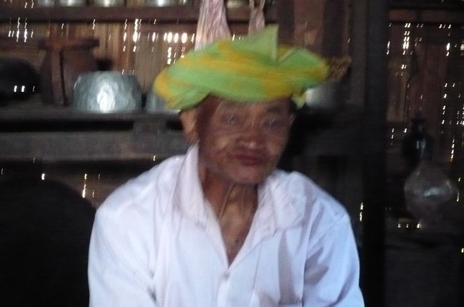 この後、　ご厚意で近くのパオ族の住宅を訪問。<br />快く迎え入れていただき、　この家の主。　７２歳とか、とてもお元気で、二階にある囲炉裏のそばで、お話を聞く。　奥様と結婚されて、良かったですか？の質問に、　ニッコリ！