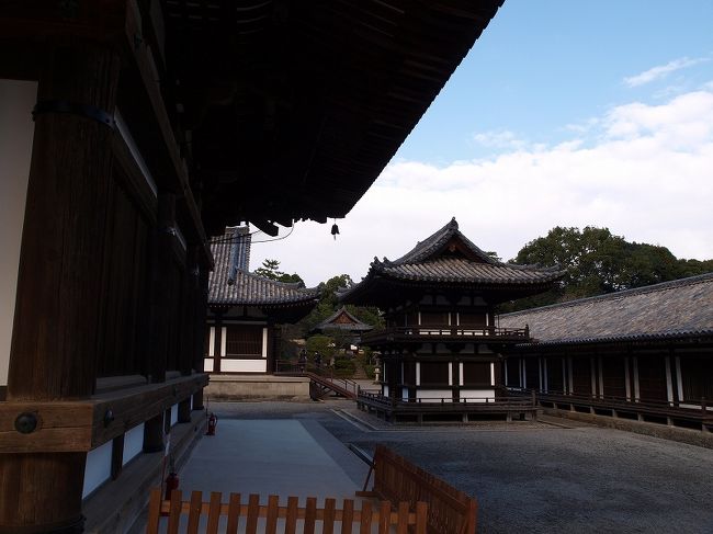 右手から　舎利殿　礼堂　方面