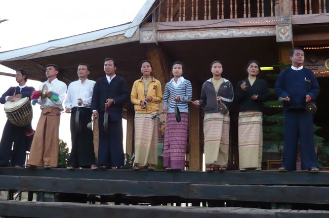 ホテルの船着場には　従業員さん達が　歓迎。　なんとも不思議な癒し系　の音。　皆さん民族衣装です。　<br />ミャンマーには沢山の少数民族がいて、されぞれ　文化を守っている。素晴らしい！　言語も少しずつ違っていて、同じ国の中でも解らない言葉もあるとか。　学校ではミャンマー語。ガイドさんも、　”向こうで話してる言葉　解らない！”　と。