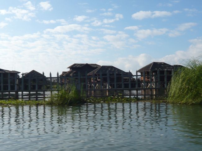 １１月２６日<br /><br />ここゴールデンアイランド　コテージ　は　静かで、本当に素晴らしい、　従業員さんも　フレンドリーで、一生懸命さが伝わってくる。　ただ一つ　残念なとこは　部屋が暗い！　欧米人の　好みなのか?　薄ぼんやりした室内では、自分の物さえ　見分けにくい！　私だけなのか？<br /><br /><br /><br /><br /><br /><br /><br /><br /><br /><br />