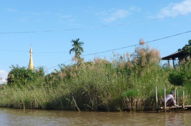 沢山の野菜、果樹が栽培されて、　バナナも見えます。　この地方は朝晩　かなり冷え込む。　湖の藻を利用して、耕作地を造り　農業と漁業が盛ん。