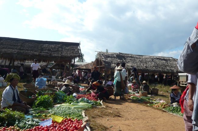 この地区では　五日おきに　市場が開かれる。　丁度オープンしたばかりの　市場。