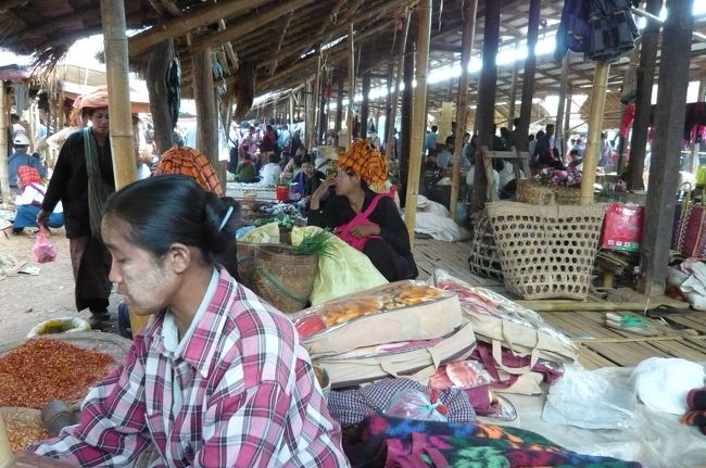 野菜、　食料品をはじめ、衣服、おもちゃ、葉巻、骨董品、いろんな物がありました。