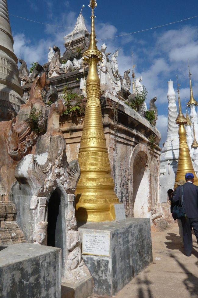 長い参道の向こうにファウンドーウーパヤー。