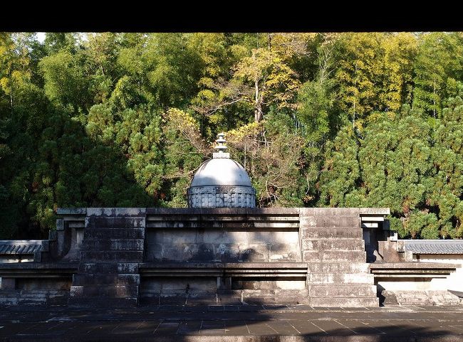 戒壇　<br /><br />又も古い記憶で　昭和３０年代に<br /><br />　丸い部分はまだ無かったような記憶があるのですが<br /><br />　　　　土塀も<br /><br />　　　　