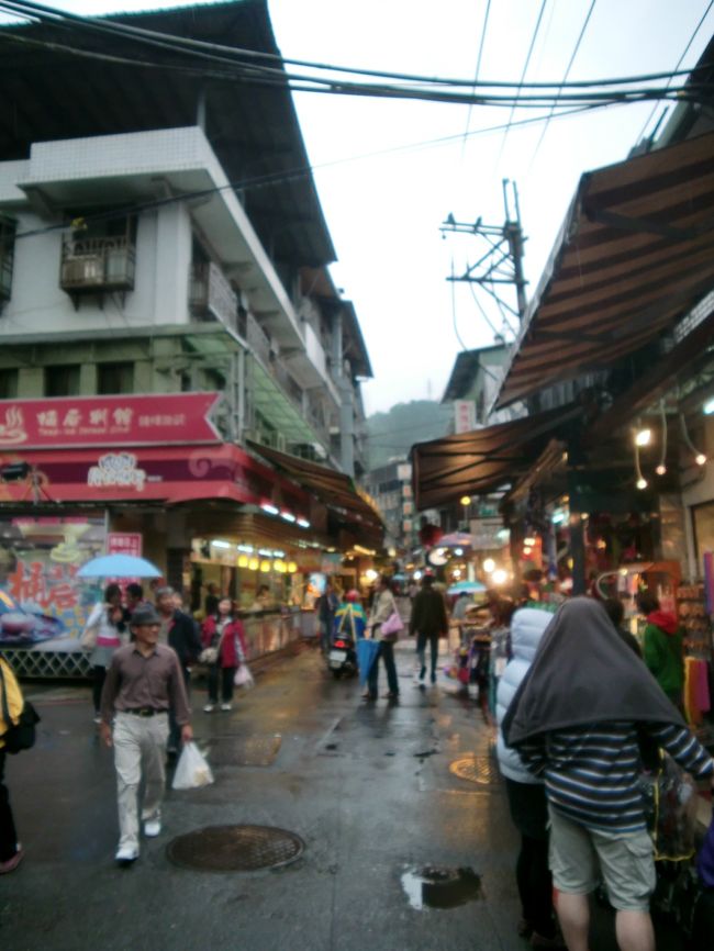 烏來老街の入り口風景。時間は１１時過ぎ。まだ観光客はまばらです。