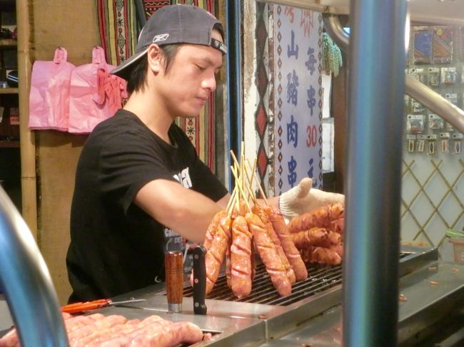 イケメンのお兄さんがまんべんなく焼いています。写真のように立てて下の部分も焼きむらなく仕上げています。周辺にも似たような店が有りましたが、行列はここだけ。