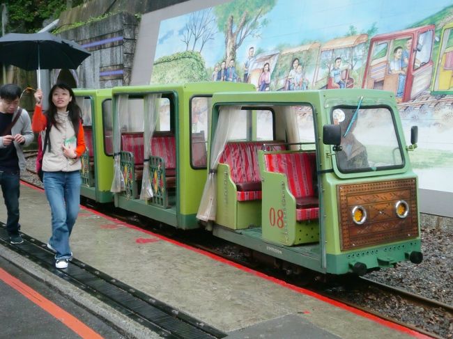 これがトロッコ列車。さしずめ日本のお猿の電車。