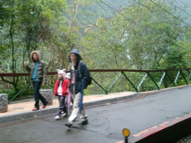 並行してある道の行き交う人にごあいさつ。下りはこの道を歩いて帰ってくる人が多いです。（私たちも帰りは歩いて戻りました）