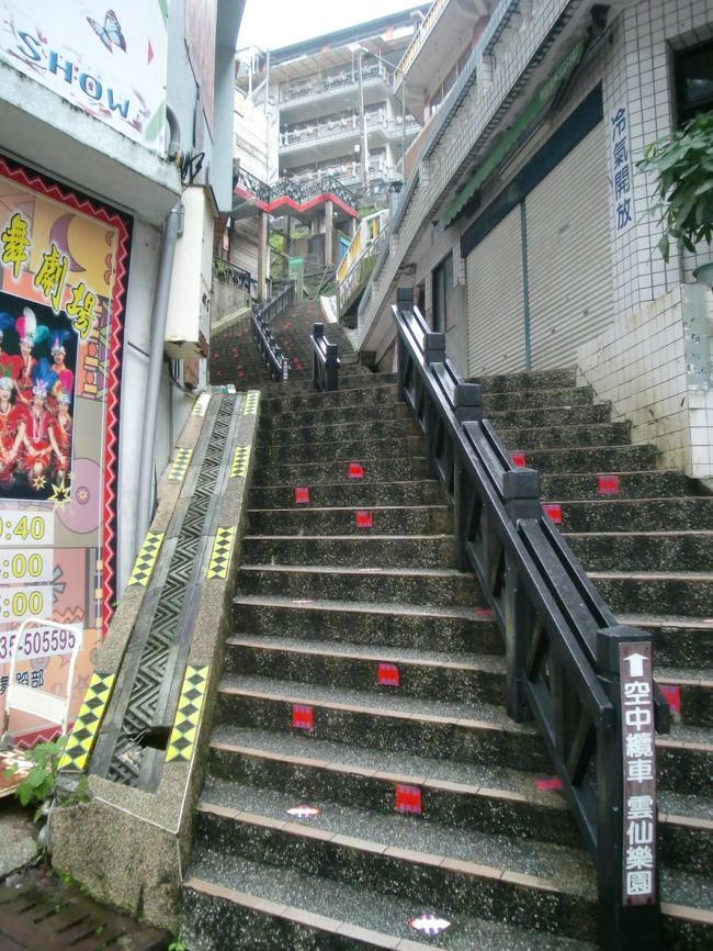 ここを登ってゆくと今度はロープウェーの駅が。私たちは行きませんでした。