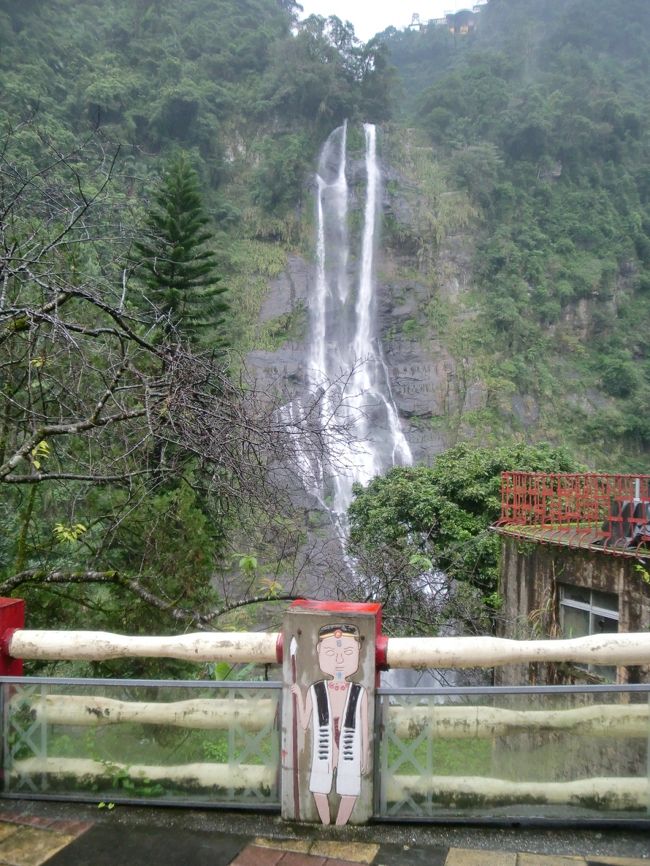 烏來瀑布。駅からすぐあります。
