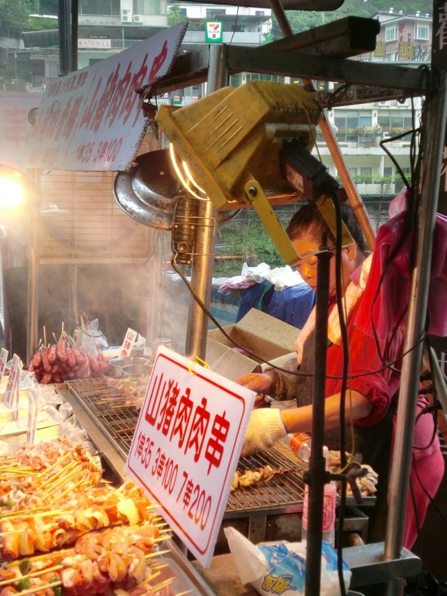 小一時間かけて戻ってくると橋のたもとのこのお店にも行列が。ここは猪の肉のネギマ。1本３５元・３本１００元。もちろん３本お買い上げＶ