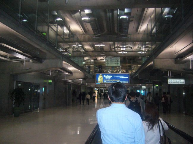 バンコクの空港の滑走路が1本バグってたせいで、バンコク上空で15分くらい待たされた。