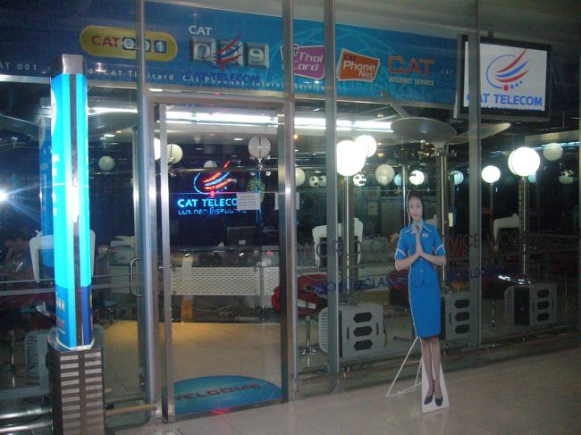 着いた。とりあえずスワンナブーム空港は馬鹿でかい。 <br />関空2本目の滑走路ができたとか言ってるけど、比じゃない。 <br />しかも新しいからかなり綺麗。 <br />というか壁や天井とかが打ちっぱなし。オシャレなのか、経費削減なのかはわからない。