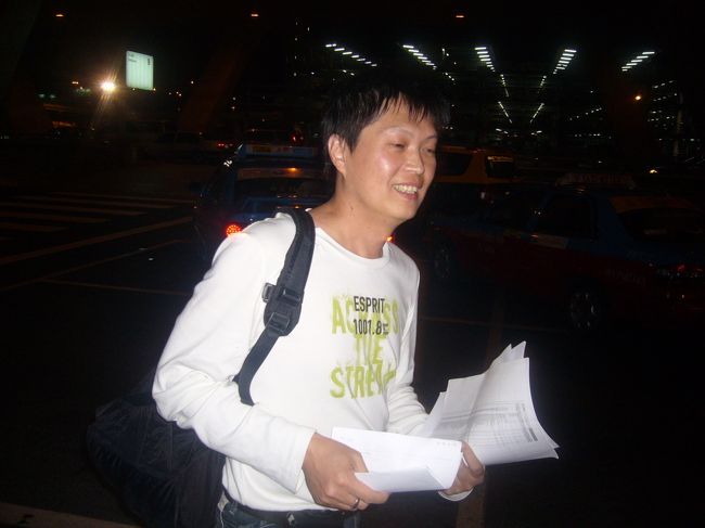 ちなみにタイ入国ファーストショットがこれ。<br />せっかくタクシーを写真に収めようと思ったのに、前をアジア系の男が横切る。しかもにやけてる。 <br />ピントもフラッシュの光も全部この男に持っていかれた。 <br />ほんまこいつちょけてる。 