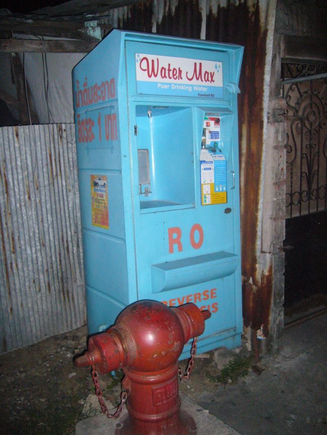 WATER MAX <br />もう何がWATERで何がMAXかはわからない。 <br />たぶんお金入れたら水が出てくる機械やとは思うけど、あんな汚いとこにこんなもんあっても絶対飲まん！！ <br />の前に稼働してるかも謎。