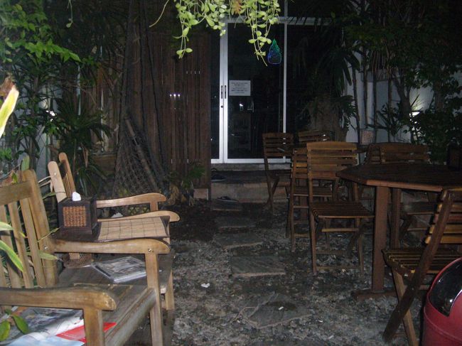 ゲストハウスのエントランスは綺麗というかオシャレ