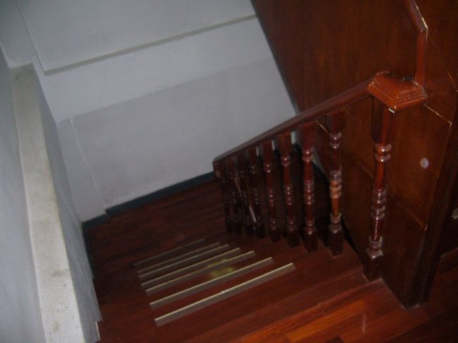 階段は上ってて気づいたけど一段一段高さが微妙に違う。 