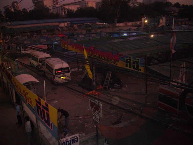 暗すぎてこの写真は何かわからんかもしれんけど、これはon nut駅の横にあるマーケット。朝やからまだ準備中やし前の日のゴミが散乱しまくってる。 <br />昼から夜にかけてかなり活気づいてた。