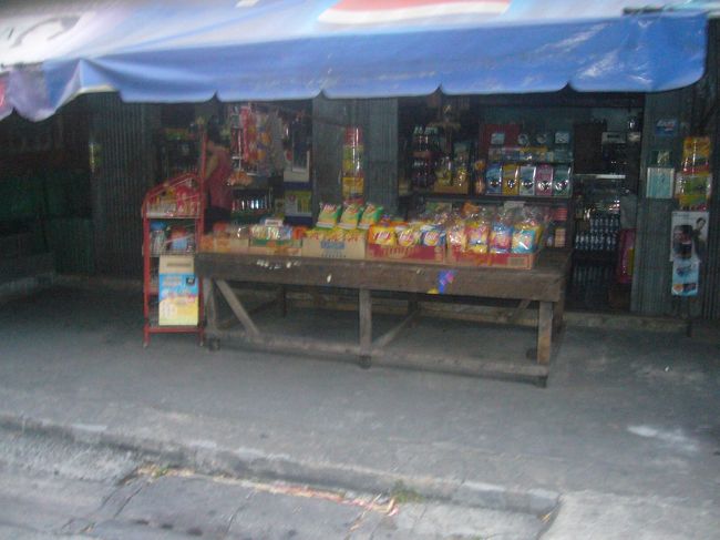 ゲストハウスの近くの商店。お菓子とか売ってたけど、あんな汚い路地にある店で買いたくはない。 <br />早朝は涼しいとか言うてたけど、すでに7時ぐらいゲストハウスに戻ったときには額に汗が。 <br />あとで気づいたけど、ジャージが『屋台の臭い』になってた。 