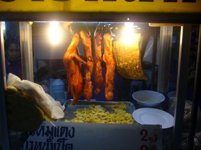 朝散歩した同じ道を通って駅まで行った。じゃあ仕込みとか準備中やった店が開いて、登校前とか出勤前とかも人で屋台がにぎわってた。 <br />けど俺には何故あの屋台に群がれるか、理解できない。 <br />登校前とか出勤前とかにあんなもん食ったら、昼まで頑張れるかわからん。 <br /><br /><br />俺も日本でガイドブックとかで屋台の料理とか見て『これおいしそうやん』とか『これ絶対食べよ』とかイキってたけど、やっぱ生で見たらそういう気持ちが一切なくなる。 <br />イキってごめんなさい。 <br />まだこれは見た目おいしそうやん的な感じ。 <br />中華っぽい。