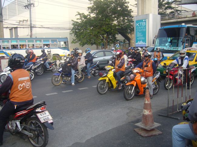 早朝のときはすいてた道路の大変なことになってた。 <br />走ってるほとんどのバイクがバイクタクシー。 <br />タイでバイタクには乗ってないからバイタクのレートとかはわからん。 <br />でもタクシーで初乗り35バーツやから、そうとう安いと思う。制服を着た学生とかも乗ってた。普通に考えて登校にタクシー使うとかリッチ。 <br />あとほとんどがフルフェイス。たまにフルフェイスじゃないやつとかいてるけど、あの煙の中をノーヘルで走る奴は神。 <br />ちなみにタクシーの乗客もマイヘルメットを持ってバイタクの後ろに乗る。 <br />
