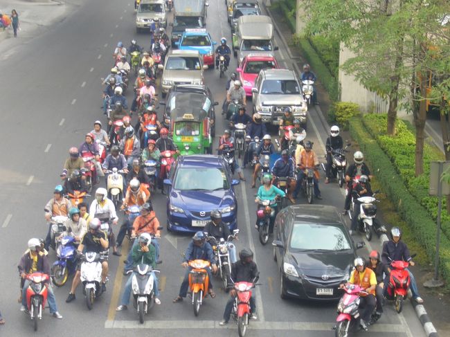 日本の教習場の合宿とかでタイに来たら、絶対日本で事故らんと思う。