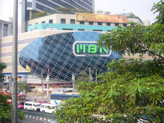 着きましたSiam駅！！ <br />Siamはバンコクの中心地的なところ。 <br />とりあえず周りにはでかいショッピングセンターやらなんやらがいっぱいある。