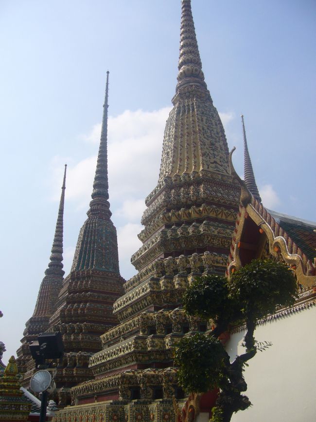 ワットポーにはなかなか着かない。 <br />歩いても歩いても進まず、ジメジメなので、タクシー利用。<br />着きましたワットポー<br />ガイドブックには入場料50バーツって書いてたけど、タダでした。 <br />