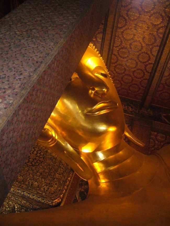 なんといってもワットポーの目玉といえば、黄金に輝く寝転んだ大仏さん<br />これがタイで一番見たかった。 <br />一番見たかったものを一番最初に見るタイプ。